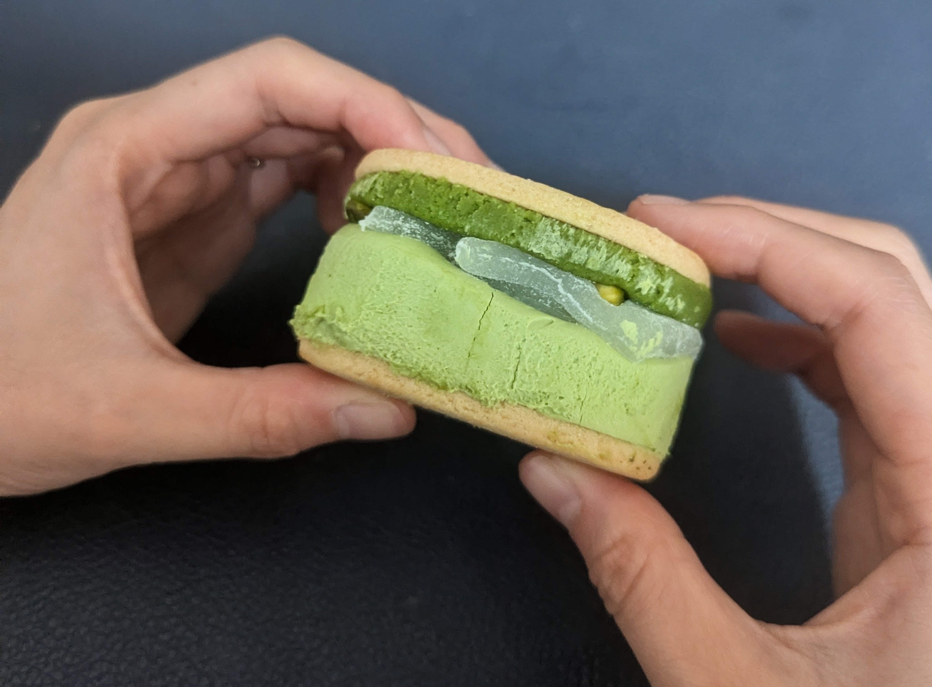 羽二重ピスタチオバターチーズサンド